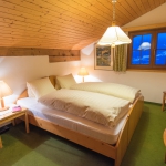 Schlafzimmer Süd der Wohnung Lutz in der Casa Panorama in Breil/Brigels.