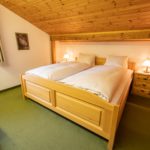 Schlafzimmer Nord der Wohnung Lutz in der Casa Panorama in Breil/Brigels.